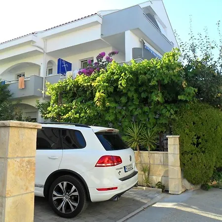 In Okrug Gornji With Seaview, Terrace, Air Condition, Wifi Apartment